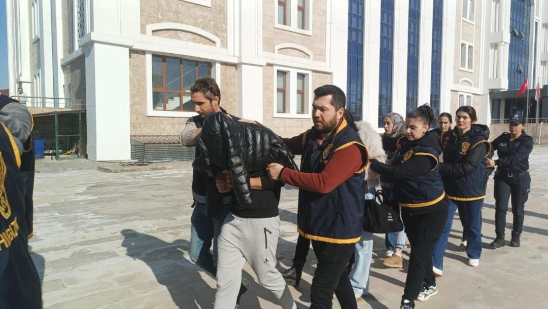 Masaj salonlarına fuhuş operasyonunda 6 kişi tutuklandı 1