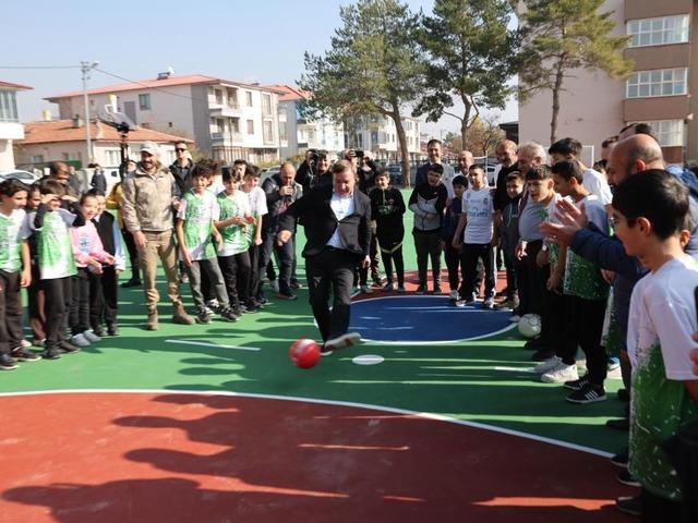 Erzincan’da 101 okulun bahçesine kauçuk zemin yapıldı