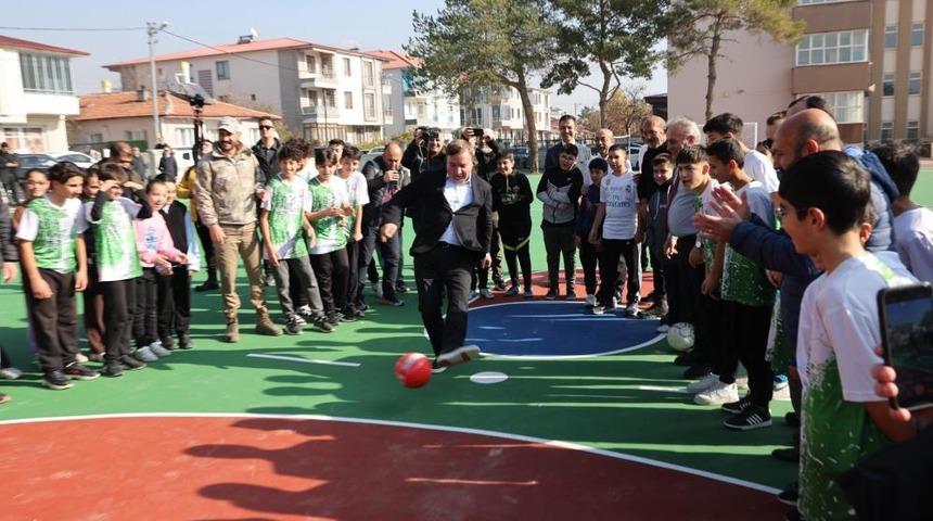 Erzincan’da 101 okulun bahçesine kauçuk zemin yapıldı