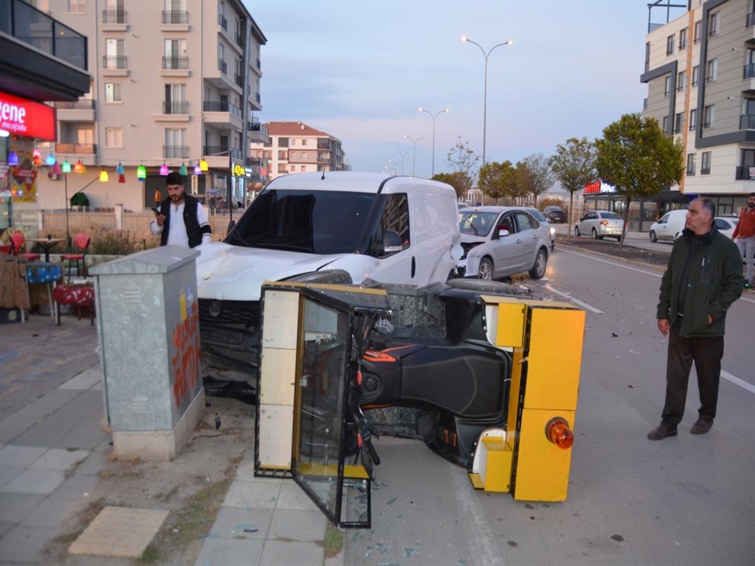 Park halindeki 3 araca çarpan alkollü sürücü, sağlık çalışanına "Beni morga götürün" dedi 2