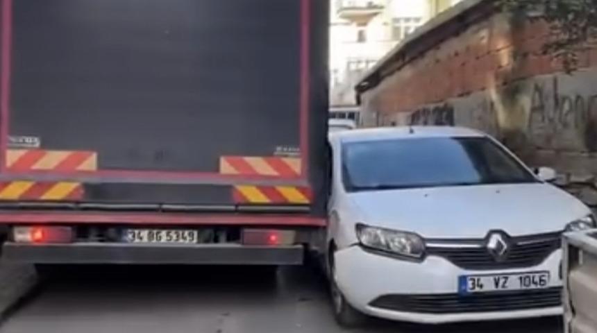 Fatih'te sokaktan ge&ccedil;emeyen kamyon park halindeki ara&ccedil;lara &ccedil;arparak yoluna devam etti