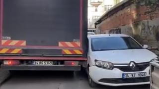 Fatih'te sokaktan geçemeyen kamyon park halindeki araçlara çarparak yoluna devam etti