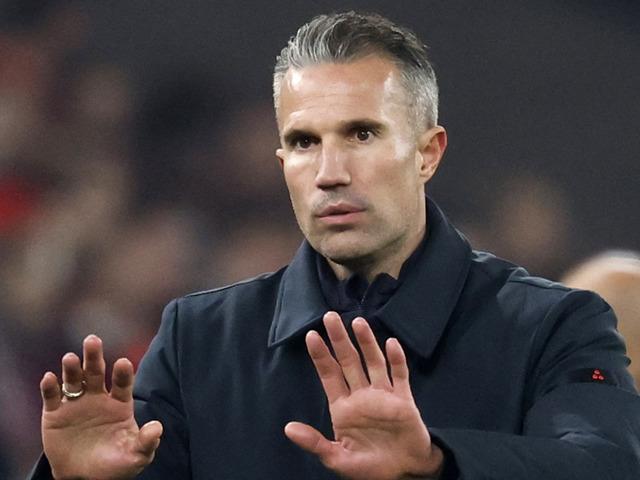 Oğlunu oyuna alan Robin van Persie'ye skandal suçlama!