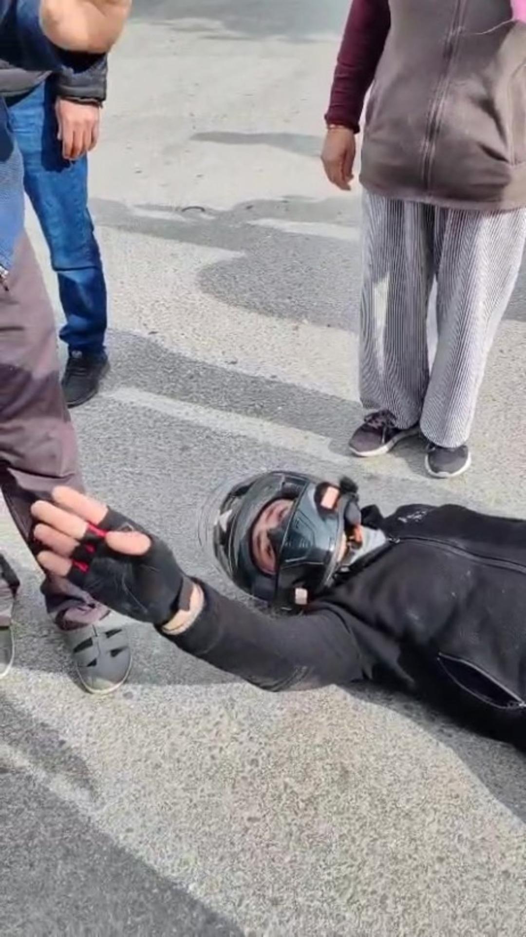 Kazadan sonra kendi acısını unutup ara&ccedil;taki &ccedil;ocuğu d&uuml;ş&uuml;nd&uuml;: Sebebi y&uuml;rek burktu! 4