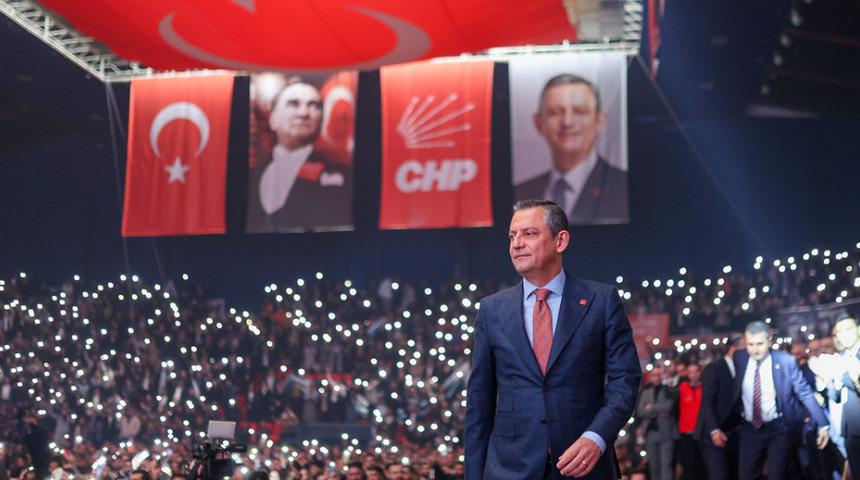 CHP Kurultayı'nda kritik g&uuml;n! &Ouml;zg&uuml;r &Ouml;zel, bir yılda &uuml;&ccedil;&uuml;nc&uuml; kez genel başkan se&ccedil;ilecek