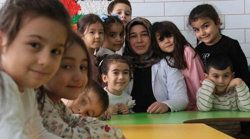 3 &ccedil;ocuk annesinin azmi: Hayvancılıkla uğraşırken &ccedil;ocukların ilk &ouml;ğretmeni oldu