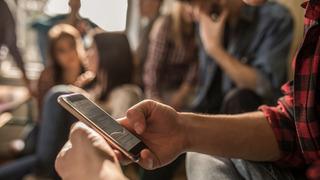 O ülke de liselerde cep telefonunu yasaklıyor! 