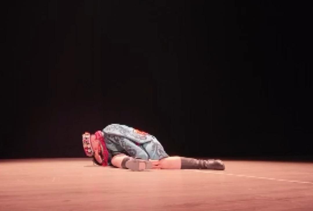 Zeybek oynarken &ccedil;apraz bağları koptu! Sahnede yere yığıldı, kalkamadı 1