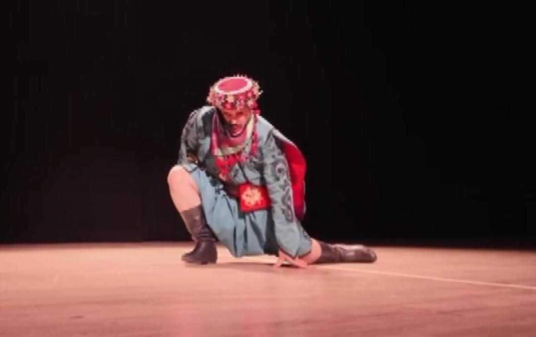 Zeybek oynarken &ccedil;apraz bağları koptu! Sahnede yere yığıldı, kalkamadı 2