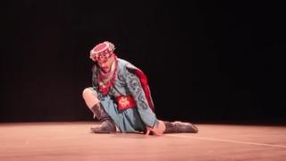 Zeybek oynarken çapraz bağları koptu! Sahnede yere yığıldı, kalkamadı