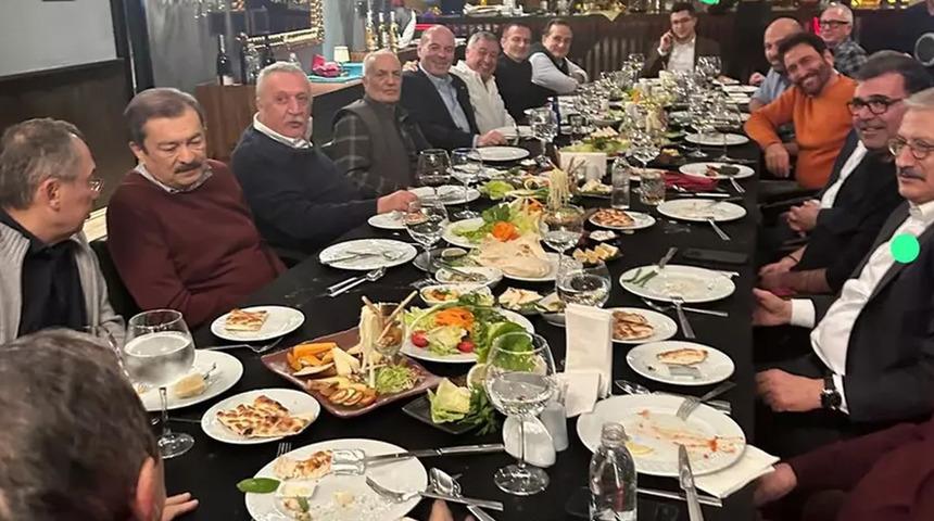 Aynı masada g&ouml;r&uuml;nt&uuml;lenmişlerdi! Mehmet Ağar a&ccedil;ıkladı: "G&ouml;revden alınmama nedeni fotoğraf değil"