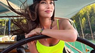 Fahriye Evcen kırmızı elbisesiyle yaktı geçti! Dubai pozlarına beğeni yağdı 