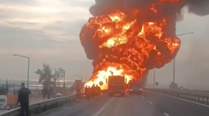 Mersin'de korku dolu anlar! Akaryakıt y&uuml;kl&uuml; tanker alev alev yandı