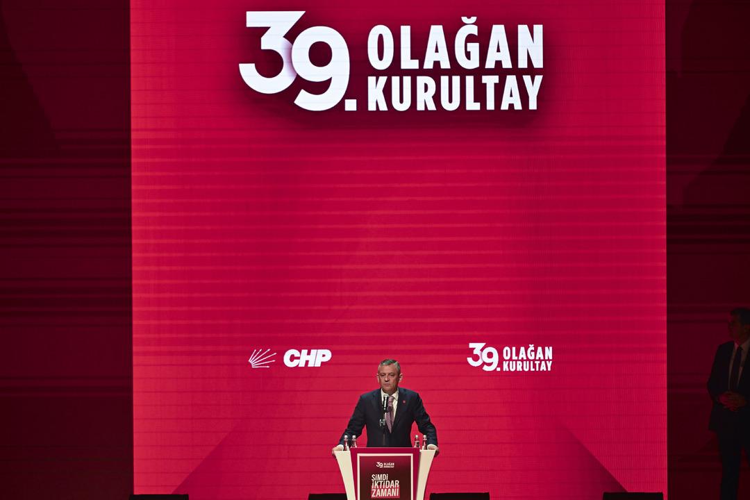 Özgür Özel’in konuşmasında Kılıçdaroğlu mesajı! Yeniden genel başkan seçildi 4