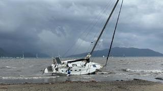 Marmaris'te sağanak ve kuvvetli rüzgar; yelkenli tekneler karaya vurdu