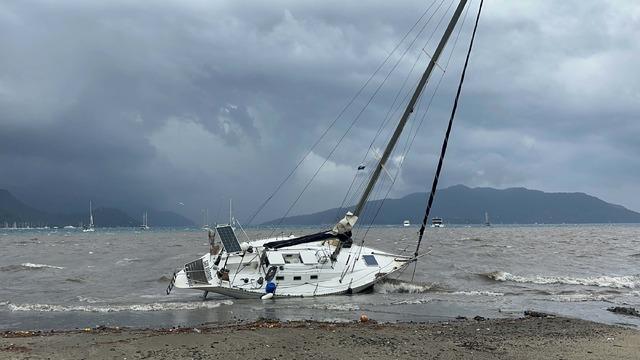 Marmaris'te sağanak ve kuvvetli rüzgar; yelkenli tekneler karaya vurdu