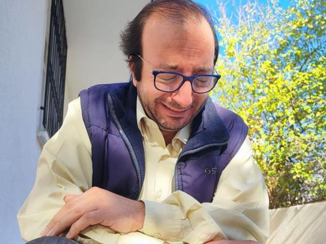 Ailesini kaybetti, tefeciler peşinde