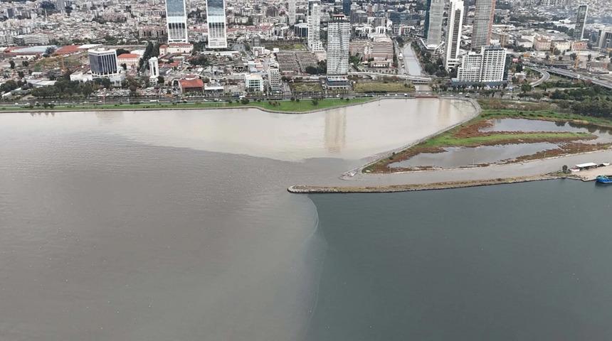 İzmir'de sağanak yağış hayatı fel&ccedil; etti! Denizin rengi değişti