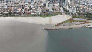 İzmir'de sağanak yağış hayatı felç etti! Denizin rengi değişti