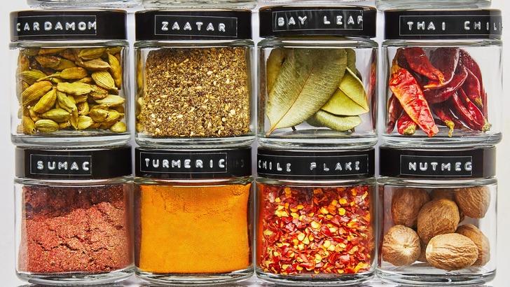 Baharatları koyduğun yerde ilk sırada hangi baharat bulunuyor?