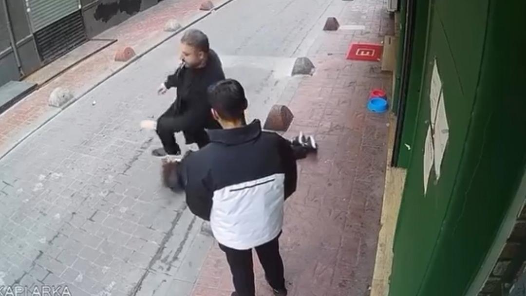 Beyoğlu nda ilginç olay! Adam dövdüm’ diyerek gidip polise teslim oldu 1