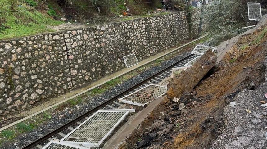 Bandırma'da tren yolu istinat duvarı &ccedil;&ouml;kt&uuml;