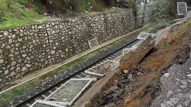Bandırma'da tren yolu istinat duvarı çöktü