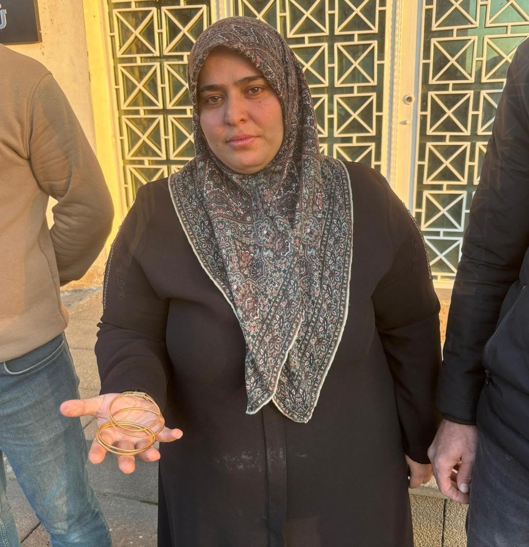 10 yıllık birikimi altınları yolda düşürdü, 40 tonluk çöplükte bulundu! Gözyaşları sel oldu 1