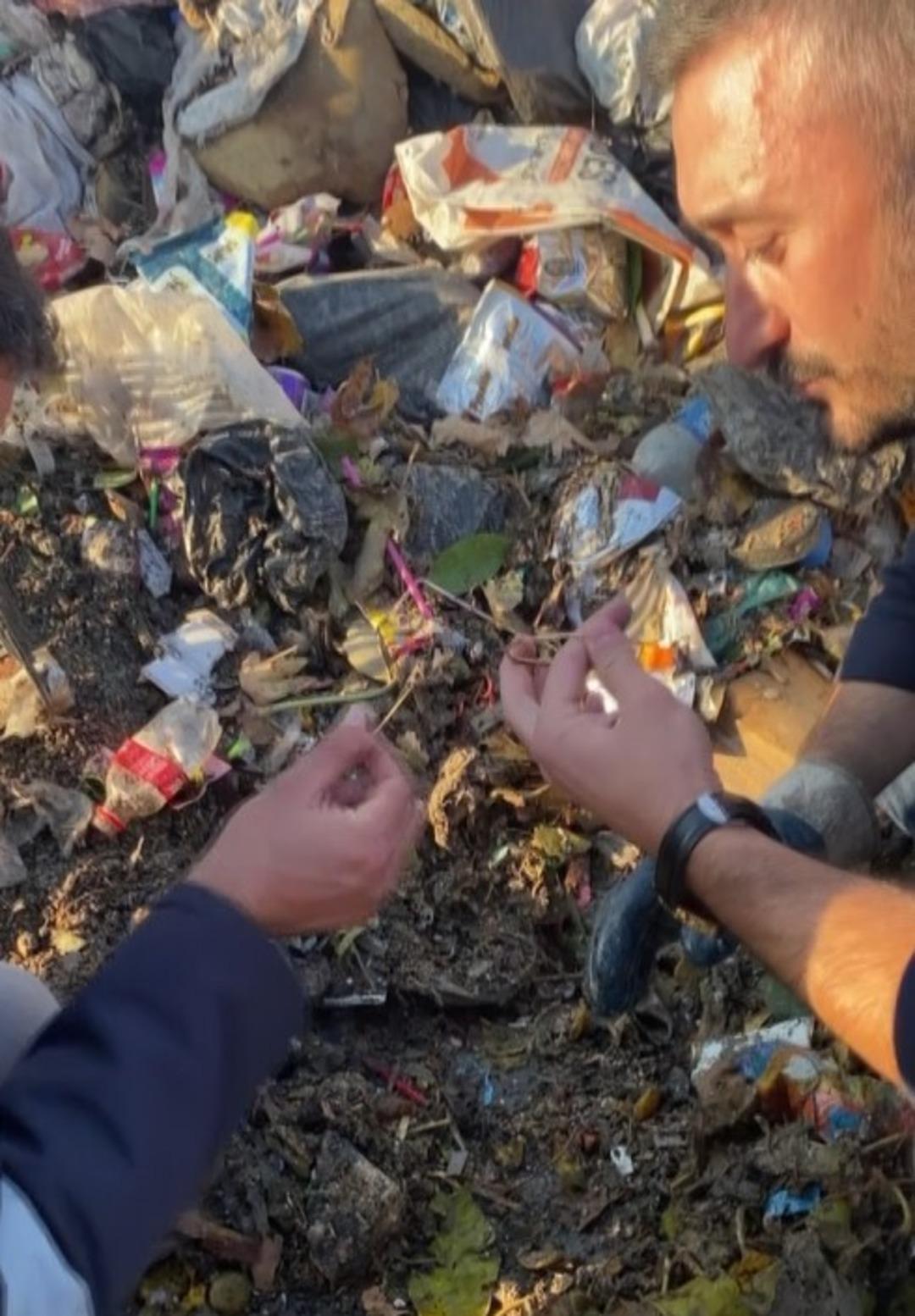 10 yıllık birikimi altınları yolda düşürdü, 40 tonluk çöplükte bulundu! Gözyaşları sel oldu 7