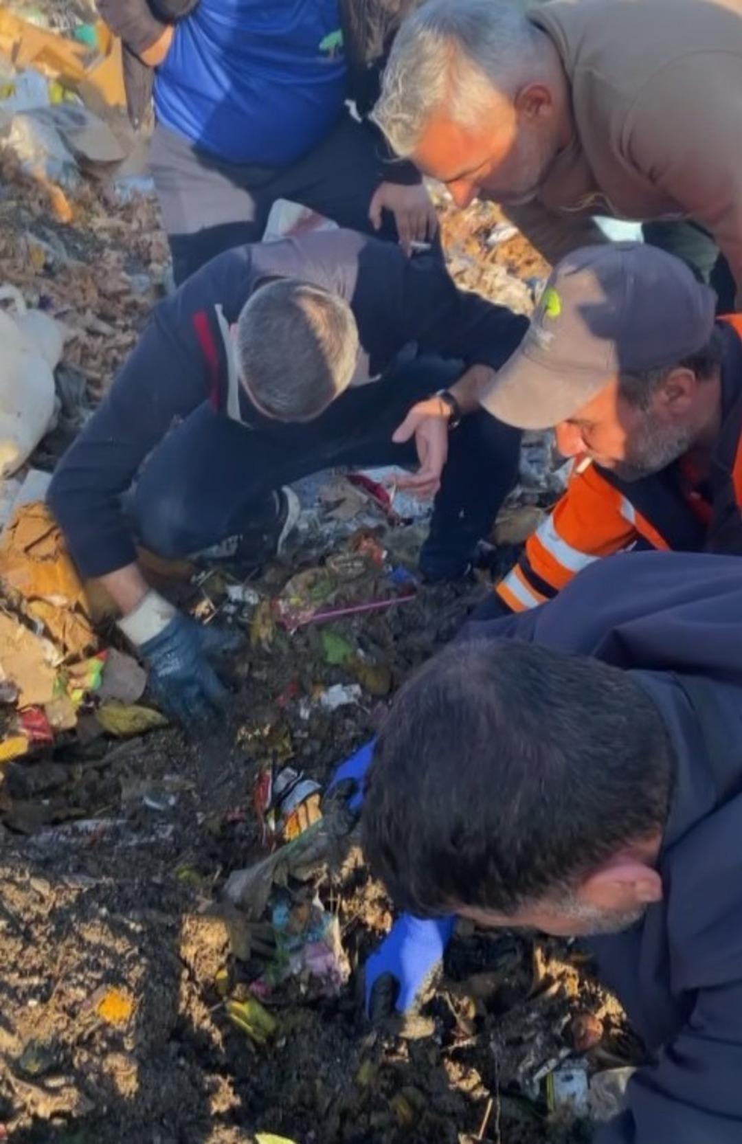 10 yıllık birikimi altınları yolda düşürdü, 40 tonluk çöplükte bulundu! Gözyaşları sel oldu 6