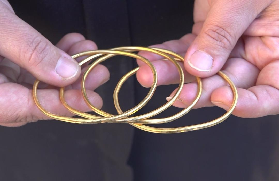 10 yıllık birikimi altınları yolda düşürdü, 40 tonluk çöplükte bulundu! Gözyaşları sel oldu 3