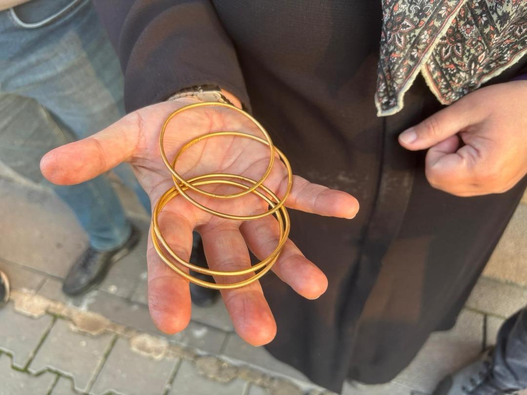 10 yıllık birikimi altınları yolda düşürdü, 40 tonluk çöplükte bulundu! Gözyaşları sel oldu 5