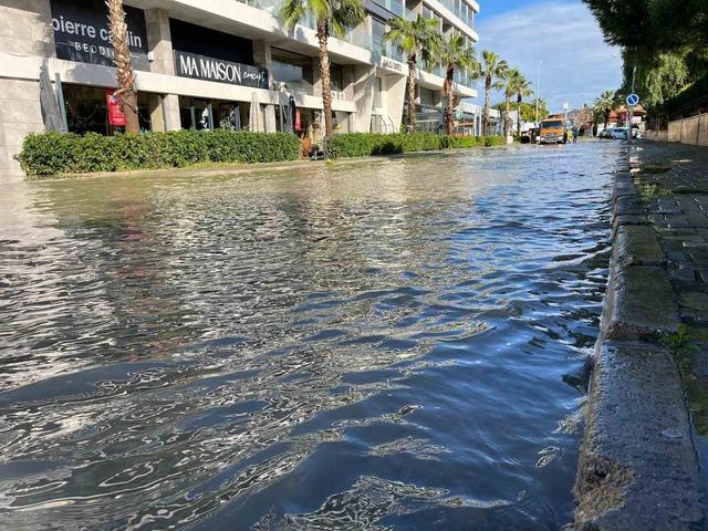 Sağanak yağış &Ccedil;eşme&rsquo;de sele neden oldu 1