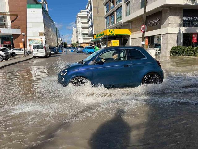 Sağanak yağış &Ccedil;eşme&rsquo;de sele neden oldu 2