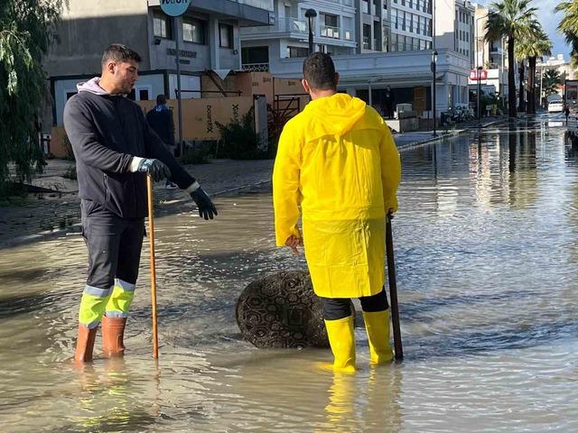 Sağanak yağış &Ccedil;eşme&rsquo;de sele neden oldu 4