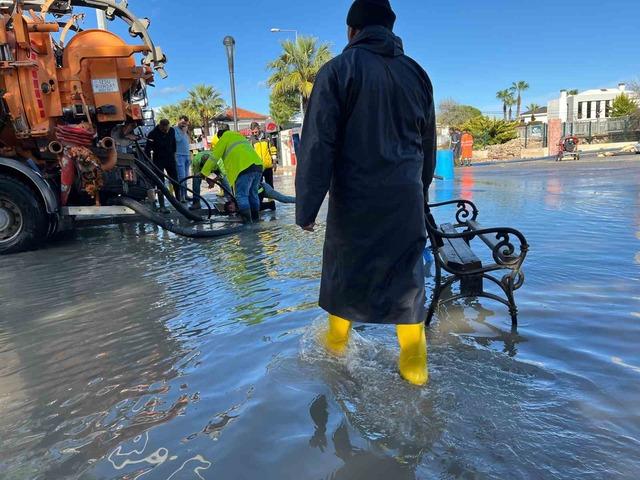 Sağanak yağış &Ccedil;eşme&rsquo;de sele neden oldu 5