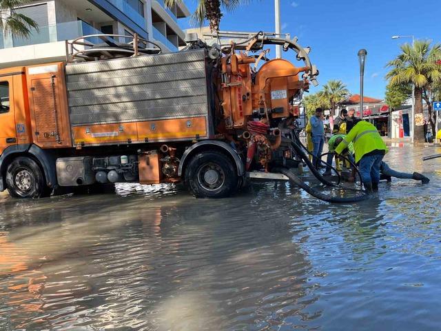 Sağanak yağış &Ccedil;eşme&rsquo;de sele neden oldu 6