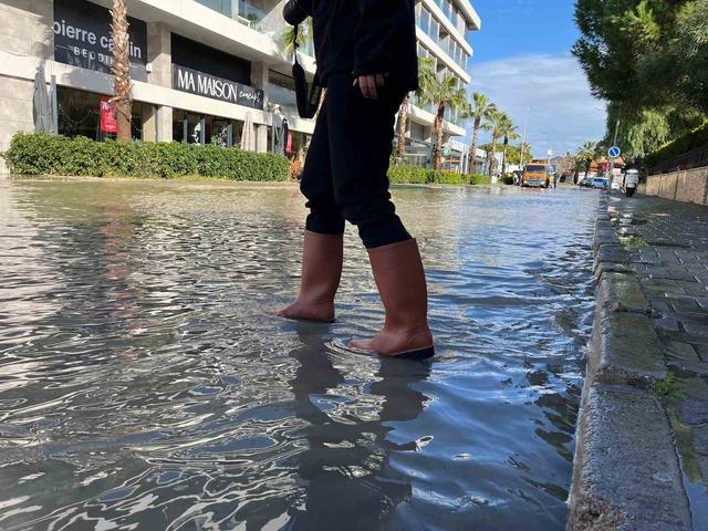 Sağanak yağış &Ccedil;eşme&rsquo;de sele neden oldu 8