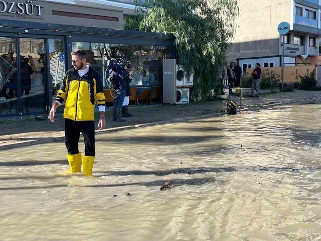 Sağanak yağış &Ccedil;eşme&rsquo;de sele neden oldu 9