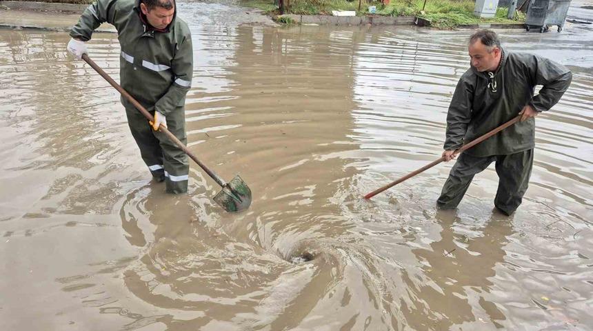 Menteşe Belediye ekipleri su baskınlarına m&uuml;dahale ediyor
