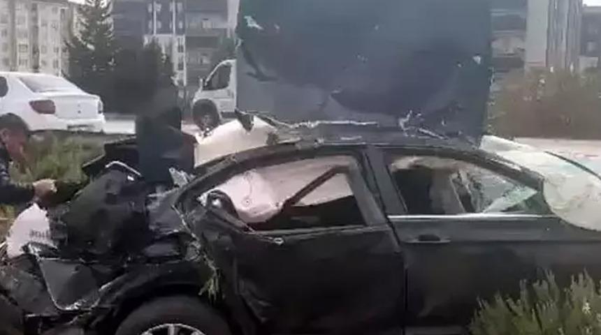 Otomobil bariyerlere &ccedil;arptı: 1 &ouml;l&uuml;, 2&rsquo;si ağır 4 yaralı