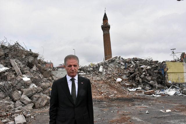 Tarihi minareye zarar vermemek için hassas yıkım