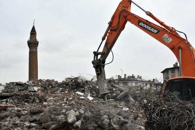 Tarihi minareye zarar vermemek için hassas yıkım