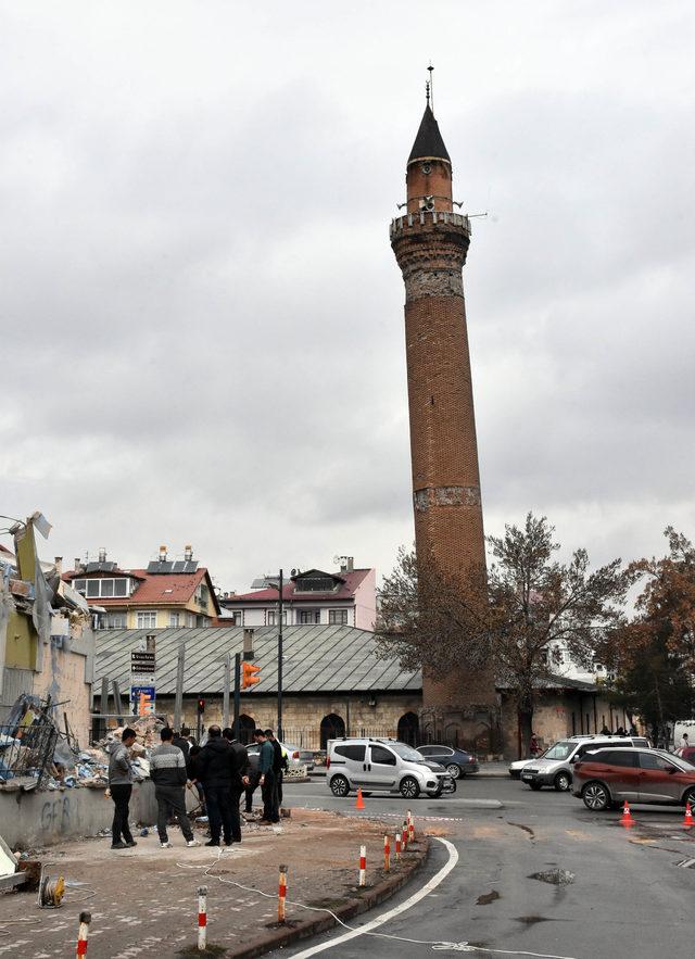 Tarihi minareye zarar vermemek için hassas yıkım