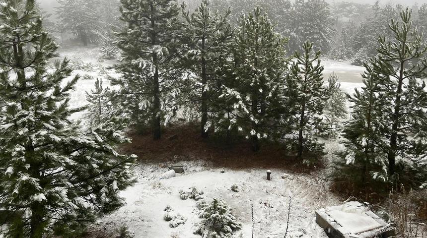 Sındırgı'da y&uuml;ksek kesimlere kar yağdı