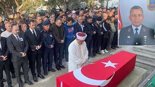 Son dakika: Kalp krizi sonucu hayatını kaybeden komutan toprağa verildi