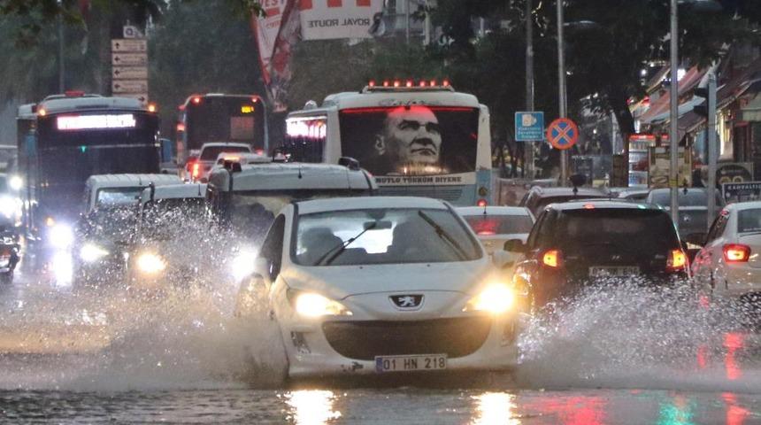 Sarı alarm ile uyarılan Antalya&rsquo;da sağanak etkisini g&ouml;steriyor