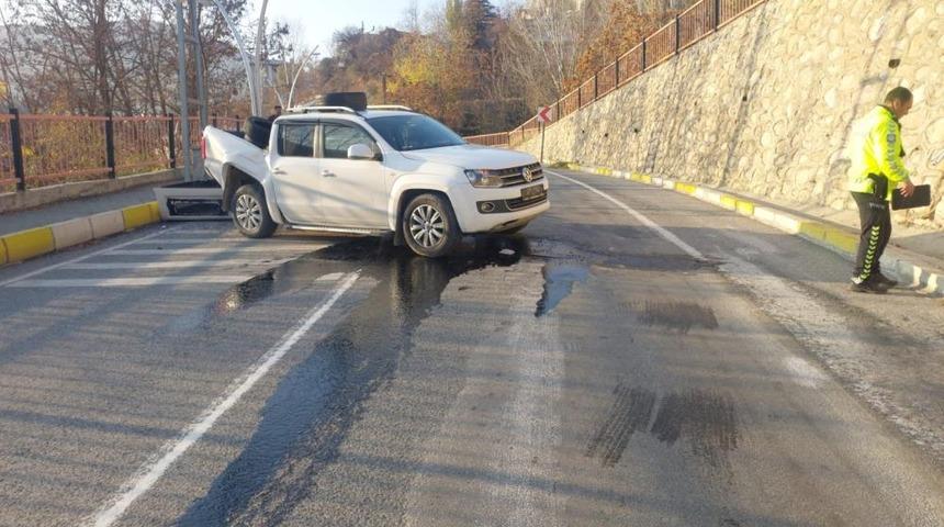Tunceli’de kamyonet, 7 metre yükseklikten düştü: 4 yaralı