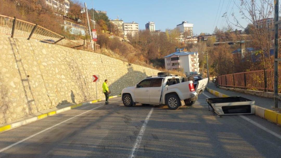 Tunceli’de kamyonet, 7 metre yükseklikten düştü: 4 yaralı 1