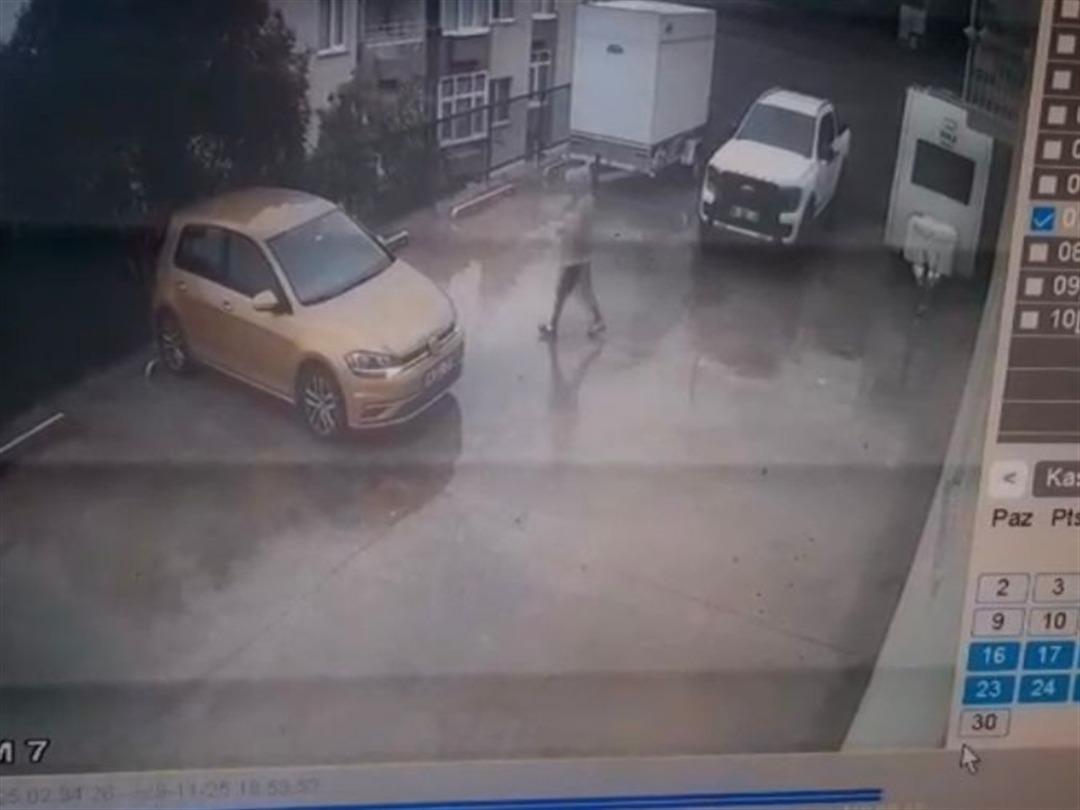 Otomobilini yanlışlıkla geri vitese alınca, 7 metre yükseklikten düştü; kaza anı kamerada 1